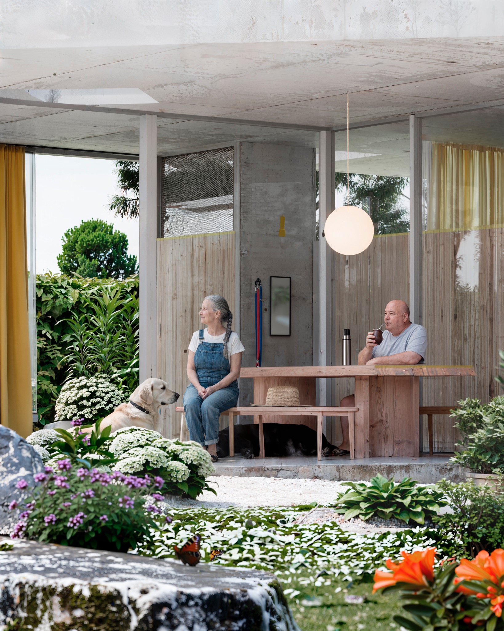 Casa abierta hacia un jardín con dos personas y un perro